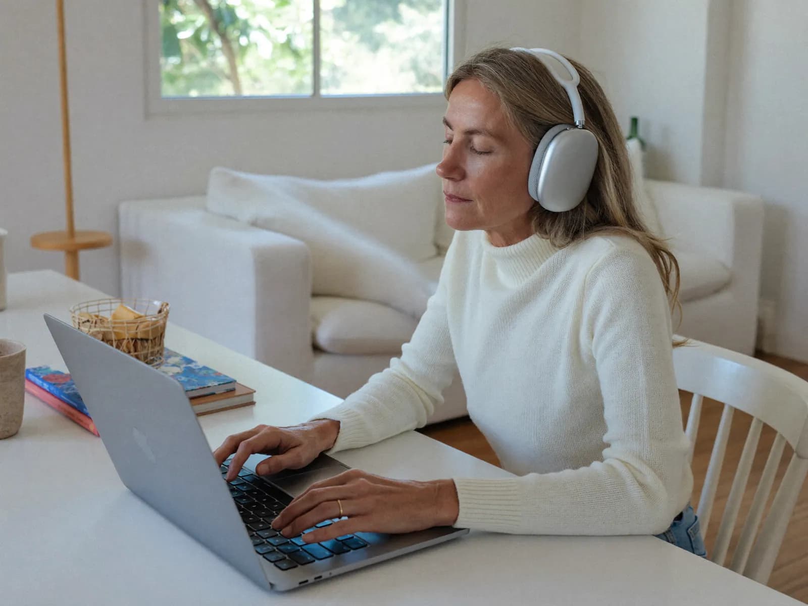 Evinde kulaklıkla online işitme testi yapan kadın
